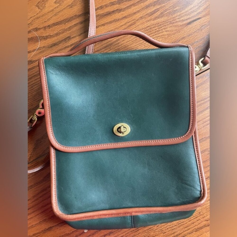 Vintage Laura USA flap messenger crossbody bag